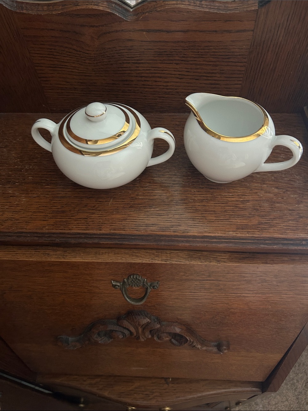 10 Strawberry Street White and Gold Ceramic Sugar Bowl and Creamer Set